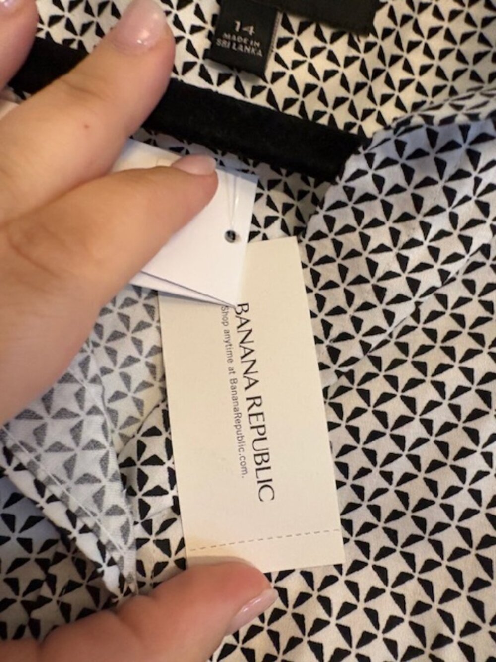 Banana Republic Black and White Geometric Print Sleeveless Blouse, Size 14 - Picture 5 of 7